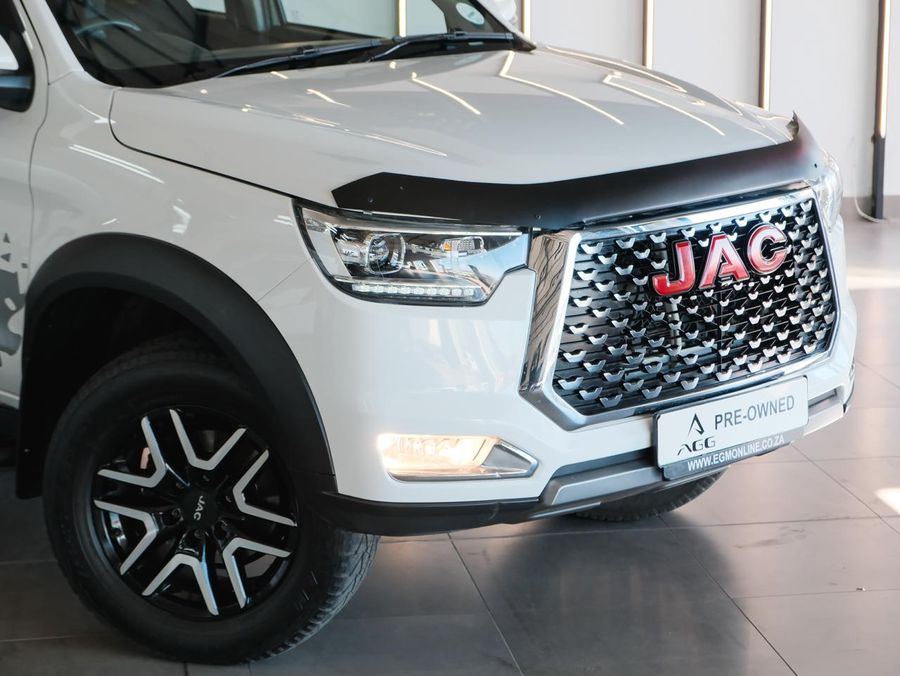 2025 Jac T8 White